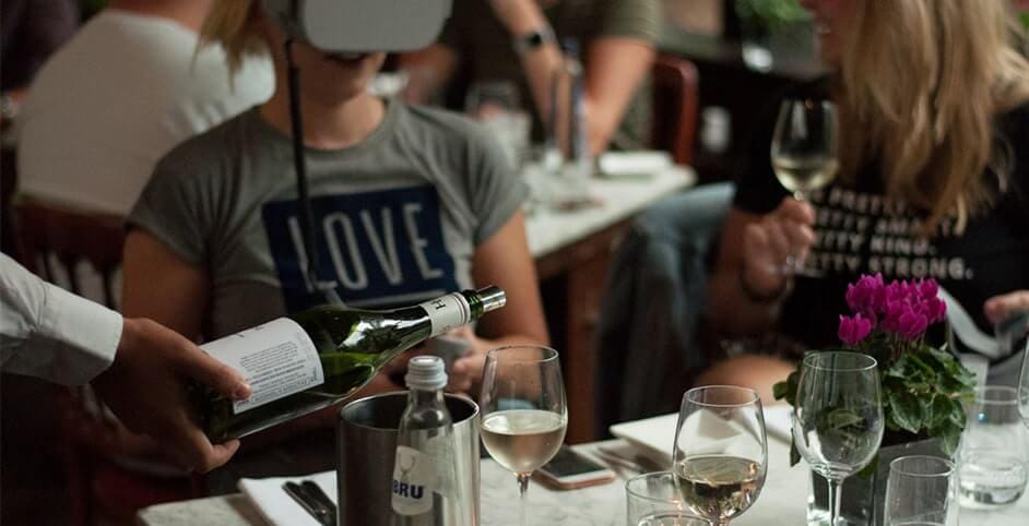 Deelnemers van Virtual reality dinerspel Enschede aan tafel