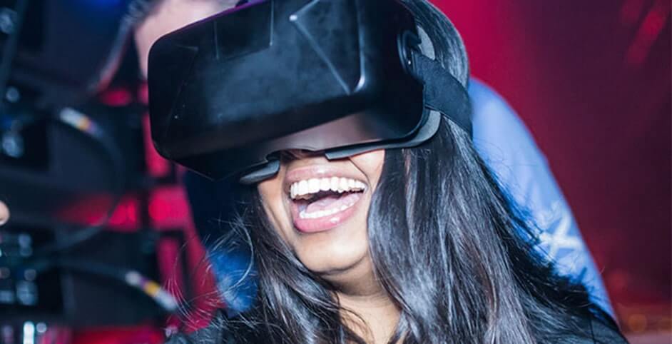 Lachende deelnemer met VR bril op