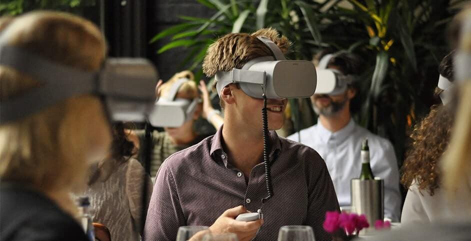 Deelnemers met VR bril tijdens virtual reality dinerspel Enschede