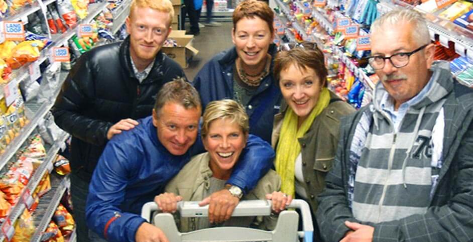 Teamfoto in de supermarkt Win voor de Voedselbank Enschede